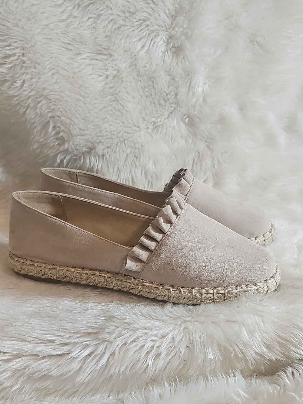 Bandolino Beige Suede Leather Ruffle Espadrille Flats Size 7.5M NWOT